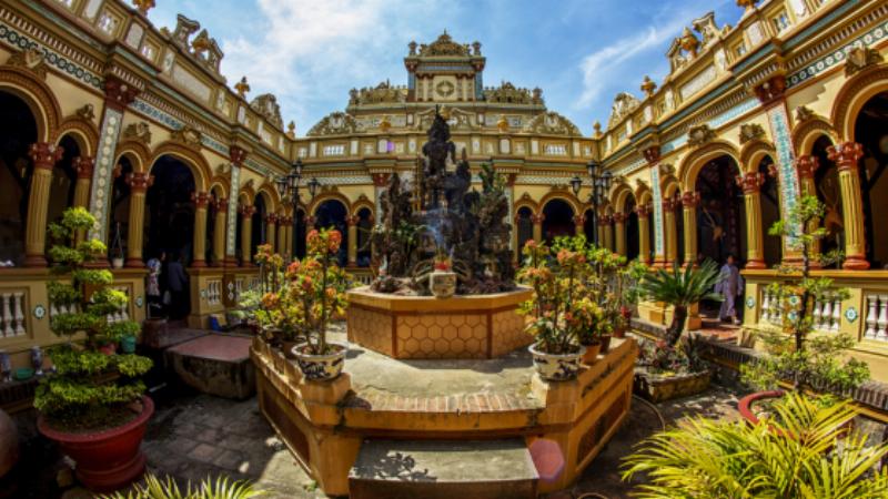 Cổng Tam Quan Chùa Vĩnh Tràng với kiến trúc kết hợp Á-Âu, phù điêu gốm sứ và vòm cong kiểu Pháp